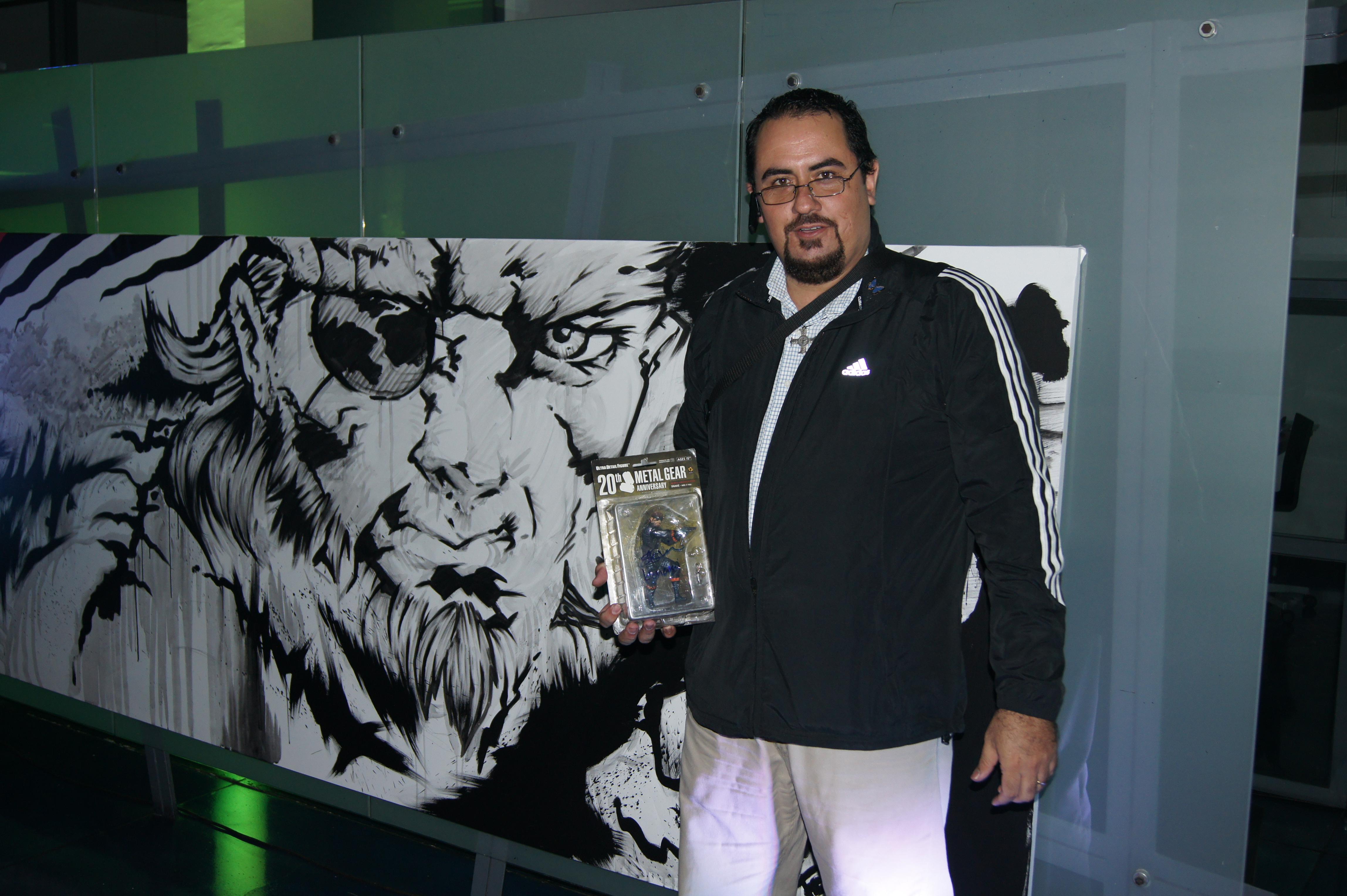 Marcelo Chinchilla junto a pintura de Metal Gear